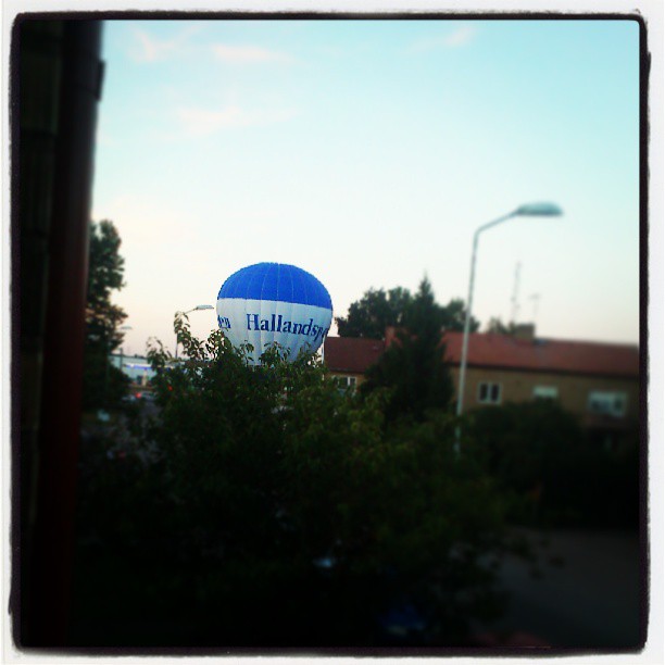 Lågt flygande ballong.